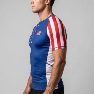 Chemise de surf pour homme à manches courtes, personnalisable avec drapeau américain, séchage rapide, UPF50+, respirante, antibactérienne, impression numérique - Product Image 3