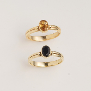 แหวนทองเหลืองทรงเรขาคณิตคลาสสิกประดับพลอยออนิกซ์สีดำธรรมชาติทรงรี MOKU JEWELLERY เครื่องประดับดีไซน์เนอร์ทำมือสำหรับผู้หญิง ของขวัญสำหรับงานปาร์ตี้ - Product Image 2