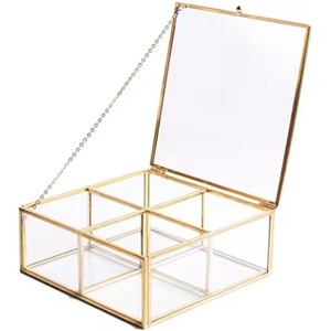 Caja de Joyería Redonda de Vidrio con Detalles en Oro, Paneles Transparentes, Diseño Exquisito, Contenedor de Almacenamiento Moderno, Caja de Joyería de Latón - Product Image 4