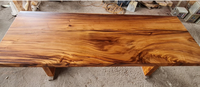 Meubles de salle à manger au design exotique avec des grumes et styles de bois variés, tables à manger en bois de Suar naturel avec bord brut