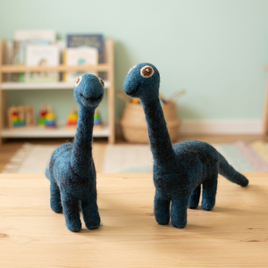 Jouet en laine feutrée fait main, dinosaure bleu, animal en feutrine aiguilletée - Product Image 3