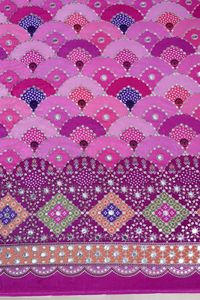 Tissu imprimé géométrique miroir violet rose avec bordure épaisse pour la confection de robes Kurti, vêtements ethniques de créateur - Product Image 3