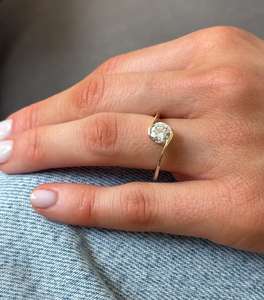 Magnifique bague en or jaune 18 carats avec diamant rond de 0,51 carat VS2, style crossover, idéale pour les fêtes, mariages, anniversaires, etc. - Product Image 1