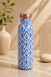 Bouteille d'eau artisanale en cuivre émaillé à motif floral, avec un élégant design de fleurs blanches, est une solution d'hydratation élégante et fonctionnelle. - Product Image 4