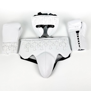 Set de Boxeo de Lujo en Cuero Blanco PVC, Guantes de 16oz con Cordones, Diseño Gótico Personalizado con Cruz en Relieve, Cómodos y Profesionales - Product Image 5