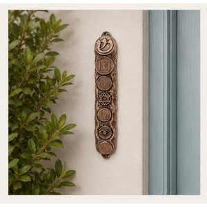 Étui à mezuzah artisanal en cuivre plaqué étain avec symboles juifs, Menorah traditionnelle et Étoile de David pour la bénédiction de la porte - Product Image 4