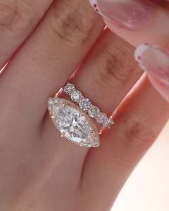 Anillo de Compromiso y Boda de Oro Sólido de 14K con Diamante Cultivado en Laboratorio de 3CT Corte Marquesa y Halo Oculto - Product Image 1