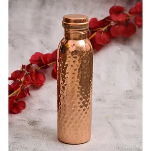 Ensemble de bouteilles d'eau réutilisables en cuivre pur ayurvédique de qualité supérieure, proposant deux styles distincts, texture martelée artisanale, personnalisable - Product Image 5