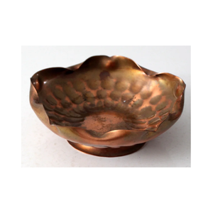 Bol à pieds en cuivre massif martelé, fait main, signé, style vintage, décoratif, pour servir des fruits secs, des collations, sur la table - Product Image 1