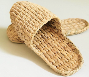 Chaussons artisanaux vietnamiens en jacinthe d'eau, chaussures en fibres naturelles tressées pour usage intérieur et domestique, vente en gros - Product Image 1