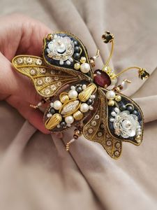 MD HANDICRAFTS Broche Bordado a Mano Personalizable y Colorido con Cuentas y Lentejuelas de Primera Calidad para Bodas y Fiestas, Unisex - Product Image 4