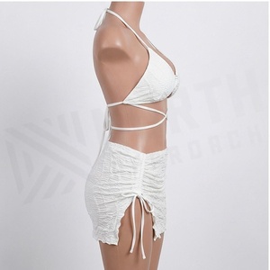 Ensemble de yoga 2 pièces imprimé papillon bleu avec finition dorée, body à col en V profond et jupe portefeuille longueur genou - Product Image 3
