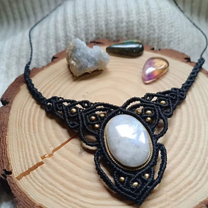 สร้อยคอหินมูนสโตนทำมือพร้อมจี้มาคราเม่สีดำลายประณีต สไตล์โบโฮ หินบำบัด พลังงานจากคริสตัล ของขวัญเครื่องประดับ - Product Image 1