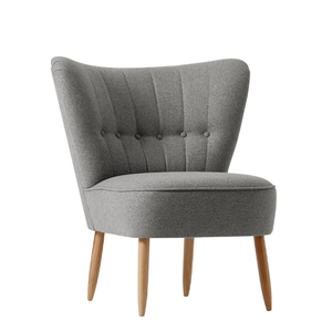 Un fauteuil d'appoint gris moderne avec un dossier capitonné en forme de coquille et des pieds en bois effilés, parfait pour le salon. - Product Image 3
