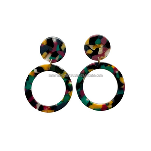 Boucles d'oreilles pendantes en résine de haute qualité avec forme de numéro de lune classique et perles pour les mariages et le style religieux - Product Image 2