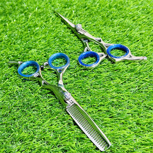 Tijeras Profesionales para Cortar el Cabello, Tijeras de Barbero Personalizables con Cuchillas de Precisión para un Estilo y Cuidado de Calidad de Salón - Product Image 1