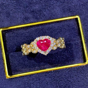Bague de luxe en or jaune 18 carats avec rubis de Mozambique non chauffé taille cœur 1,04 ct, sertie de 41 diamants, bijoux fins - Product Image 4