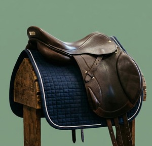 Selle d'exercice professionnelle en cuir pour chevaux de saut avec arceau en bois, tailles et couleurs personnalisables, durable - Product Image 4