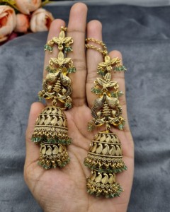 Boucles d'oreilles Jhumka en cristal perlé à double dôme avec chaînes de cheveux intégrées, idéales pour les mariages et les occasions festives – Vente en gros - Product Image 5