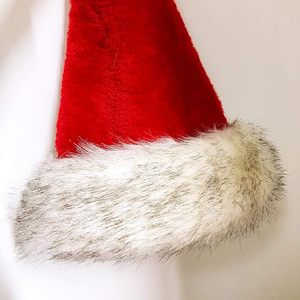 Chapeau de Noël rouge du Père Noël avec bordure en peluche blanche et pompon – Coiffe confortable pour fêtes de fin d'année pour adultes et enfants – Festif - Product Image 5
