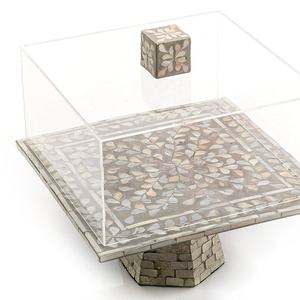 Exceptionnel support à gâteau artisanal en nacre, base carrée en bois gris avec dôme transparent, magnifique présentoir alimentaire. - Product Image 2