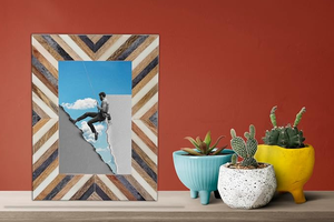 Cadre photo vertical en résine écologique avec impression en relief, motif chevron gris et blanc - Product Image 4