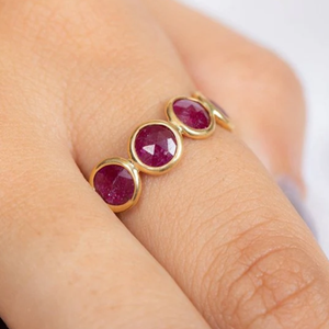 แหวนแต่งงานทองคำ 18K สีเหลืองประดับทับทิมธรรมชาติ ดีไซน์แบบ Eternity Band ปรับขนาดได้ - Product Image 1