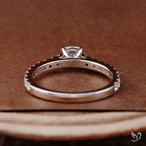 Anillo de Compromiso con Diamante Cultivado en Laboratorio, Corte Cojín, 0.50ct, Banda Pavé Catedral, Oro Blanco de 10K, Diseño Minimalista de Lujo - Product Image 2