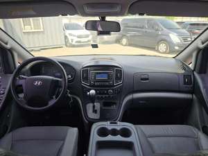 Fourgonnette d'occasion Hyundai Starex 2017 blanche, toit surélevé, pour 12 passagers, véhicule d'occasion coréen - Product Image 3