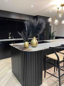 Vase de table en laiton fait main de luxe, finition texturée, accent décoratif pour la maison, idéal comme cadeau de pendaison de crémaillère, à prix raisonnable - Product Image 3