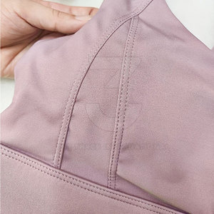 Soutien-gorge de sport respirant à séchage rapide et maintien élevé avec logo frontal, design simple pour le yoga et le confort quotidien - Product Image 3