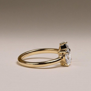 Bague de fiançailles Art Déco Toi et Moi à deux pierres, ovale et poire, 2 TCW, en diamants de laboratoire - Product Image 3