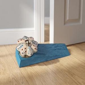 Butée de porte en bois avec bouton en céramique motif floral bleu, design traditionnel, durable, pour entrée - Product Image 1