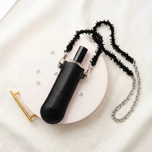 [BFM_BFMBLACKLABEL] กล่องใส่น้ำหอมผ้าทวีดสีดำสุดหรูพร้อมสายโซ่ - Product Image 1