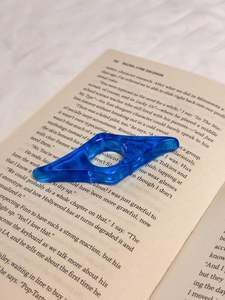 Porte-page en résine artisanale |   Lecteur de livre confortable pour le pouce et les doigts, pour une lecture à une main - Product Image 3