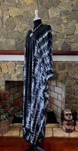 เดรสคาฟทันผ้าเรยอนสีดำไซส์ใหญ่ ลายมัดย้อมสไตล์ชิโบริ ทรงหลวม สไตล์โบฮีเมียน ชุดคลุมชายหาดแบบยาว - Product Image 2