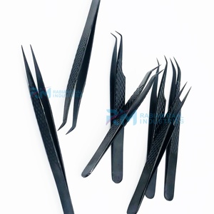 Pince à épiler RMI Diamond Grip noire, couleur plasma, anti-magnétique, pour extensions de cils, à pointes dentelées/serrées, en acier inoxydable de précision - Product Image 5