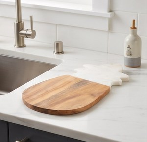 Tabla de Cortar Decorativa de Mármol y Madera con Forma de Piña para Servir en la Cocina - Product Image 2