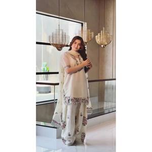 Conjunto de Traje de Seda Elegante para Mujer con Bordado de Diamantes, Borde de Moti Latkan y Pantalones Palazzo - Product Image 5
