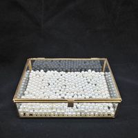 Boîte à bijoux rectangulaire en verre avec cadre doré et détail de chaîne