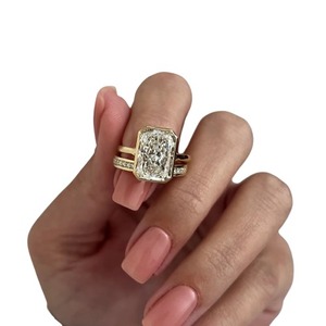 Conjunto nupcial de lujo con diamante cultivado en laboratorio de 5 quilates, corte radiante alargado, con banda de media eternidad en oro de 14K, 18K o platino. - Product Image 1