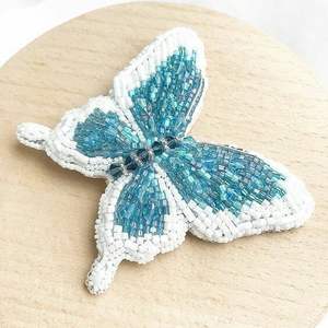 Broche artisanale perlée de qualité supérieure pour femmes, élégante et raffinée à prix abordable - Product Image 3