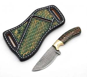 Cuchillo utilitario compacto de acero de Damasco hecho a mano, mango de resina de piña, pomo de latón, funda de cuero estampado para cinturón - Product Image 1