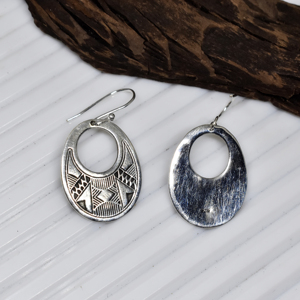 Pendientes Colgantes Geométricos Ovalados de Plata de Ley 925 Divyansh, Joyería Étnica Hindú Boho Hecha a Mano con Grabado Tribal - Product Image 5