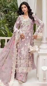 Dhwaja Export - Ensemble semi-couturié en mousseline avec broderie et travail de sequins - Product Image 3