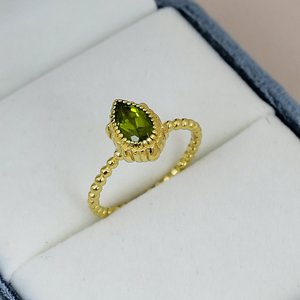 Anillo de Plata de Ley 925 Sólida con Peridoto Engastado en Bisel, Chapado en Oro, Estilo Vintage para Mujer, con Gema de Corte Pera y Banda de Cuentas - Product Image 3