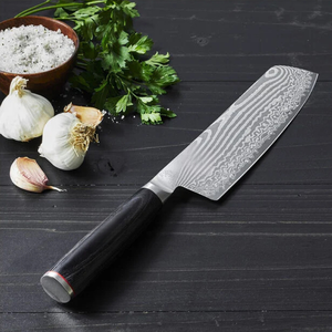 Couteaux de cuisine Santoku à lame ondulée argentée avec manche cylindrique noir et bordure rouge pour hacher, trancher et couper en dés les légumes - Product Image 6