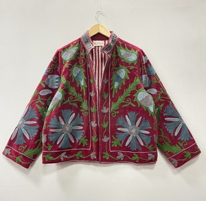 Chaqueta de terciopelo rojo con bordado floral, cuello alto, manga larga, bordado a mano, ropa cálida de invierno, estilo casual - Product Image 1
