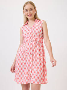 Vestido midi formal de mujer con estampado a cuadros rojos, corte en A, cuello en V, sin mangas, ecológico, con dobladillo acampanado y tela de georgette. - Product Image 3