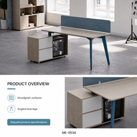 Bureau de direction moderne avec plateau en bois grainé, écran de confidentialité bleu poussiéreux, pieds inclinés et armoire latérale rectangulaire